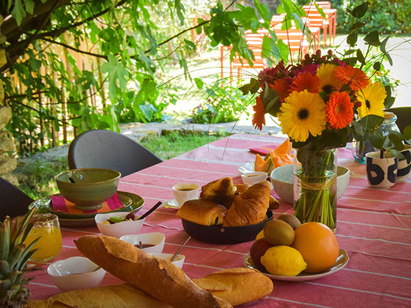 Outdoor lounge, breakfast